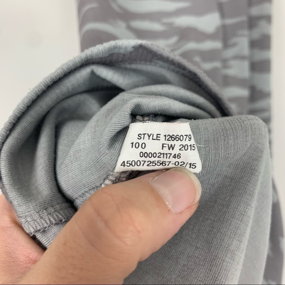 Under Armour Fitted Gray Camo Tank Top Size Small - Picture 8 of 9